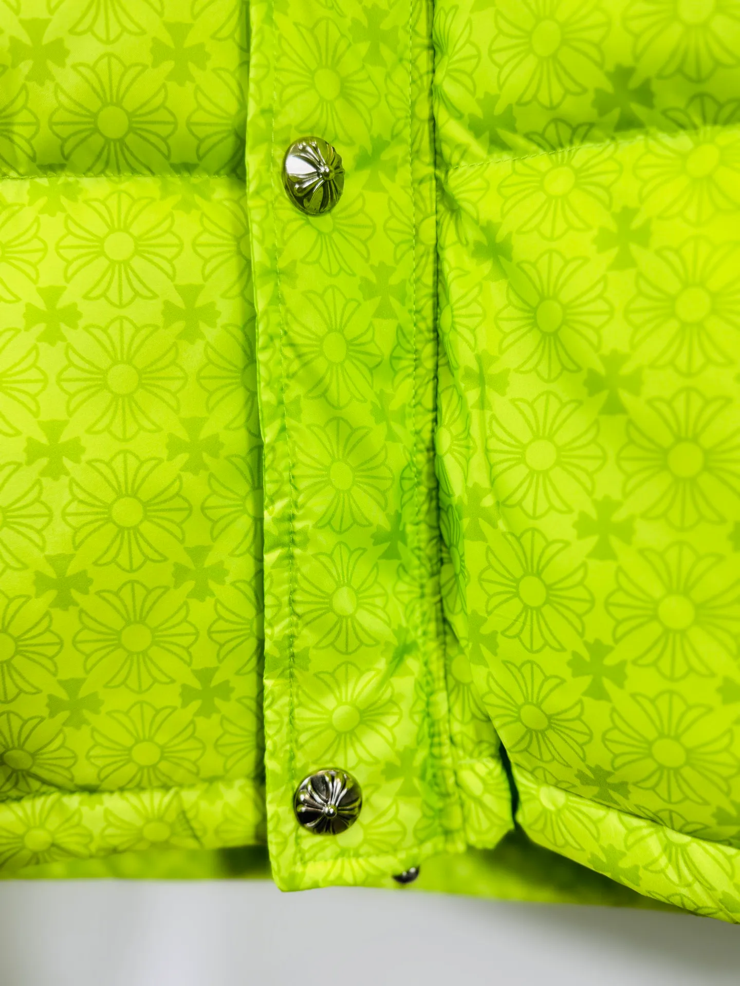 P760 top version 🐮 Real shot without P, ​​different from market products] Chrome Hearts ❄️ Winter environmentally friendly down jacket series ❄️ Chrome Hearts dark pattern series hooded down jacket is available at the counter at the same time ❤ The hood is detachable! The best Guangzhou national standard 90 velvet on the market! ! The world’s highest fluffiness of 900D! ! High standard and sufficient down filling! ! Exterior windproof and waterproof dark pattern custom fabric, interior high-grade dark pattern lining fabric to prevent lint, original hardware molding, exquisite craftsmanship details, casual or formal wear ✨ slim fit and not bloated Recommended color: Customized dark pattern flower series Code number: S, M, L, XL